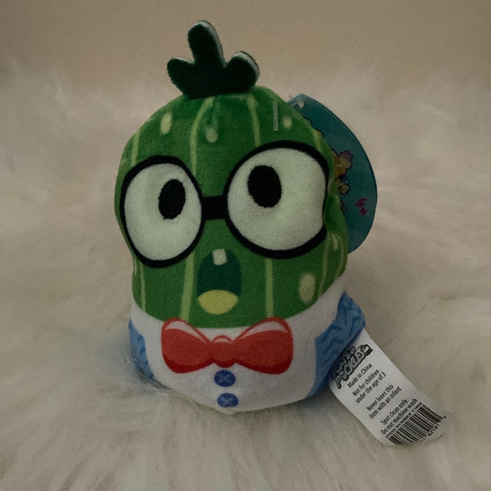 BRAND-NEW STUFF ANIMAL. CATS  VS PICKLES! NWT! SMOKE FREE HOME!